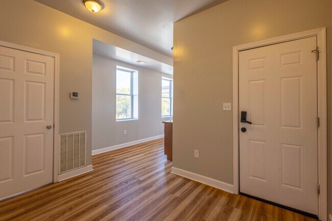 Foto del edificio - Townhome for rent in Reservoir Hill!