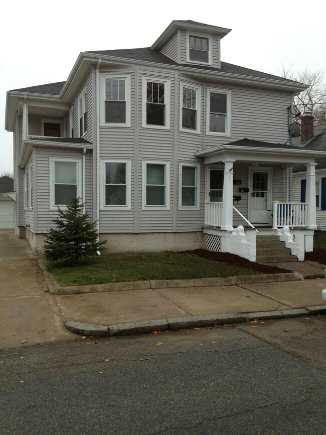 Building Photo - 285 Baxter St
