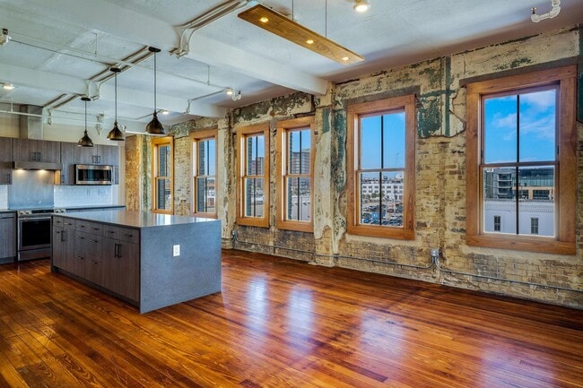 Photo - LUXURY   CONDOS IN THE HEART OF ALAMO CITY