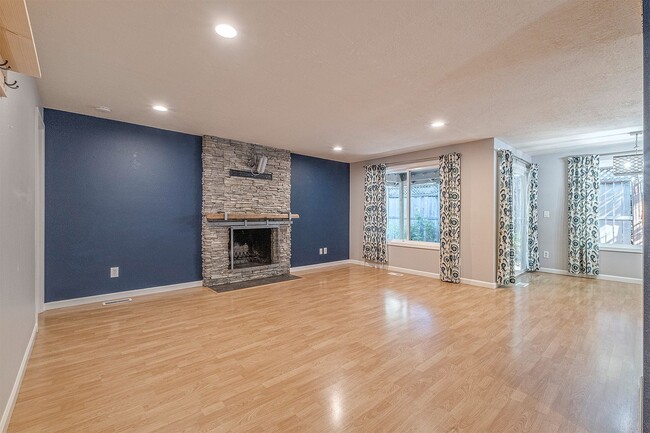 Building Photo - 4 bedroom 3 bath home in Tualatin with sep...