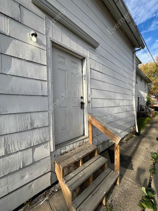 Building Photo - 462 3rd St