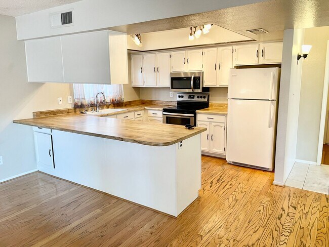 Foto del edificio - Fantastic 3 Bedroom/2 Bath Single Level Home & NO HOA!  Schedule a Showing Today!