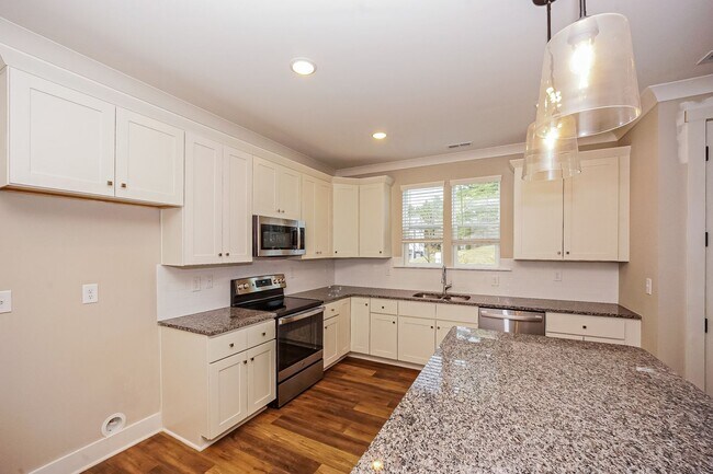Foto del edificio - Brand New End-Unit Townhome | 3 BR/2.5BA | 1-Car Garage | Near Downtown Mooresville