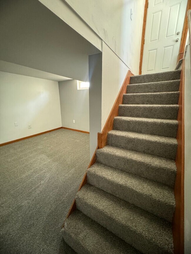Building Photo - 3 bedroom 1 bath house in Davenport with g...