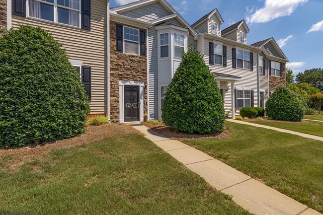 Building Photo - Beautiful Maintenance Free 3 bedroom 2.5 b...