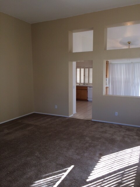 Foto del edificio - 3 BEDROOM, 2 BATH VICTORVILLE HOME. COMMUTER FRIENDLY!  NEAR AMARGOSA AND MOJAVE