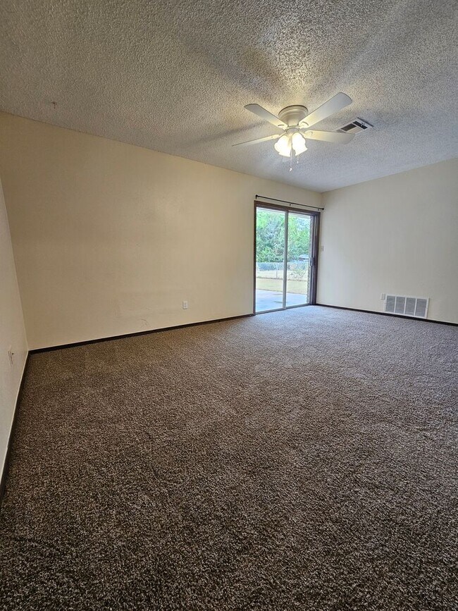 Building Photo - (4) Bed/(2) Bath New Flooring and Fresh Pa...