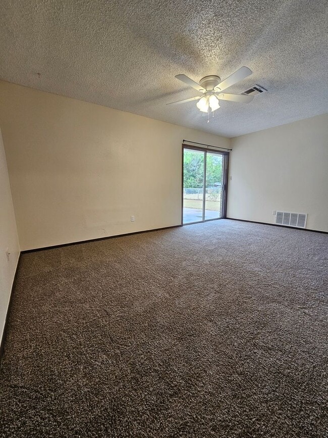 Foto del edificio - (4) Bed/(2) Bath New Flooring and Fresh Pa...