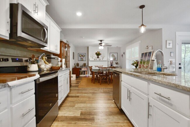 Building Photo - Pet Friendly Four Bedroom!