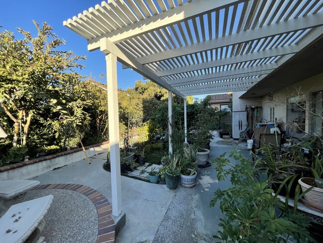 Building Photo - 10725 La Terraza Ave