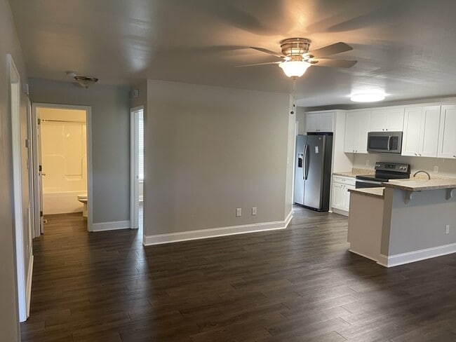 Building Photo - Available July 10th, 2025! Super cute 3 be...