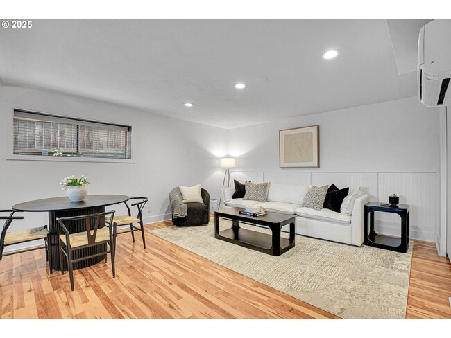 Lower living area - 8325 SW Terwilliger Blvd