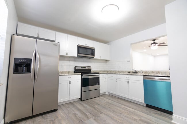 Building Photo - 1507 Lakeview Dr E