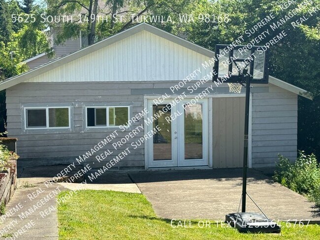 Building Photo - Beautiful and Charming Home