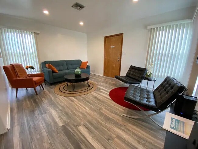 Living Room - 520 S Inglewood Ave