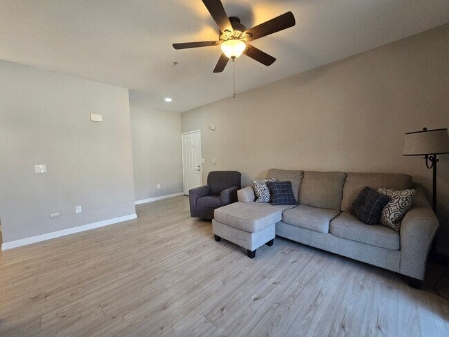 Foto del edificio - CANYON CREST CONDO