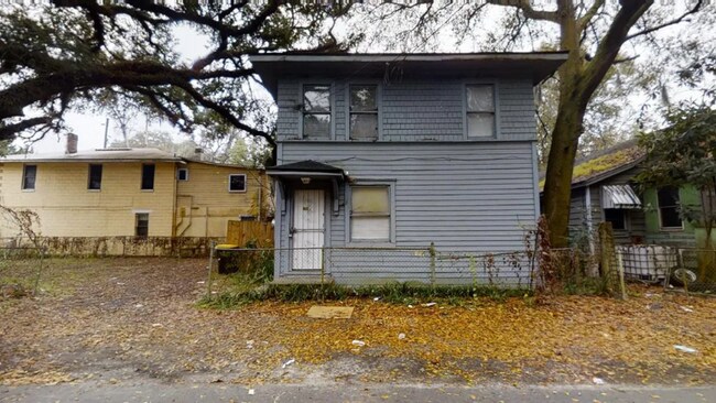 Building Photo - 910 W 18th St