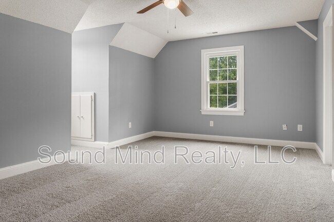 Building Photo - 933 Beechwood Dr