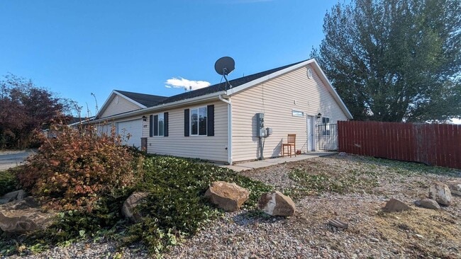 Building Photo - 3 Bedroom 2 Bath Twin Home, 2 Car Garage w...