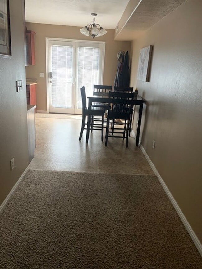 Building Photo - Room for Rent