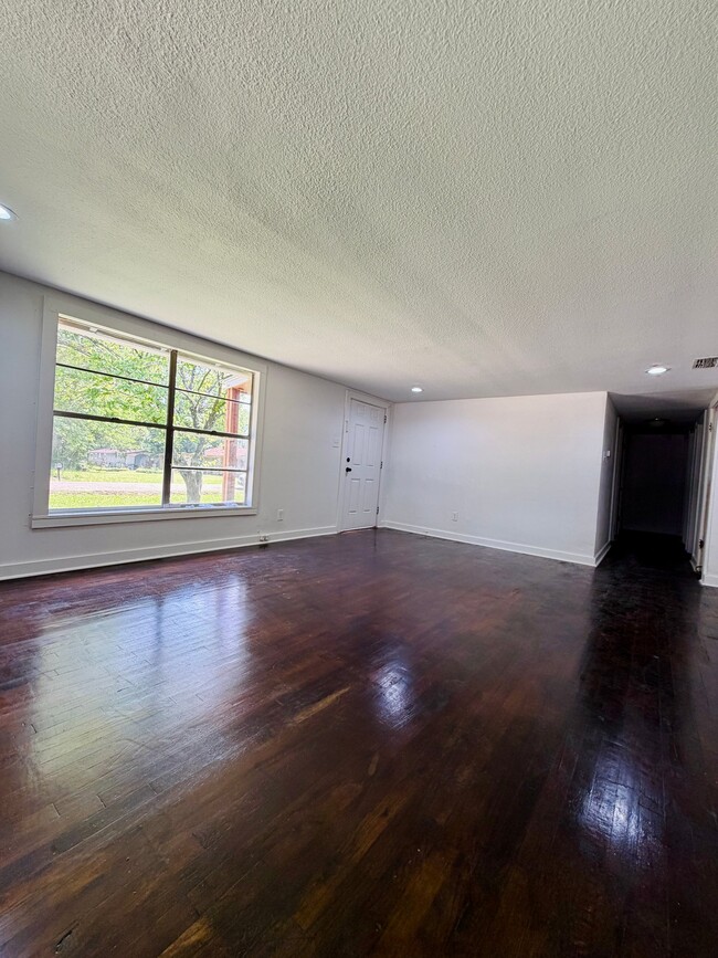 Building Photo - 3610 Davis St