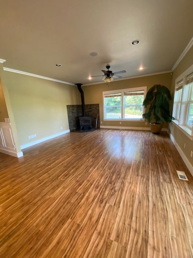 Building Photo - Charming home located in beautiful Orting!