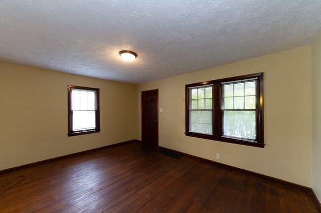 Building Photo - 1 bed 1 bath. Located in desirable Christi...