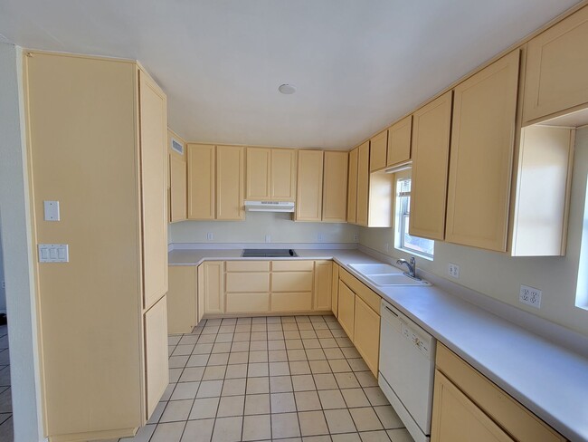 Building Photo - 1098 Rose Ave