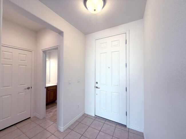 Foto del edificio - Beautiful 3 bedroom 2.5 bath Home in Provi...