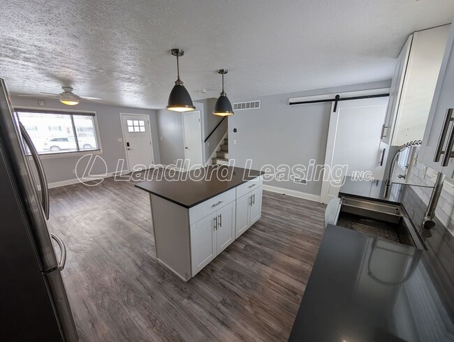 Foto del edificio - Updated 3-Bedroom Split-Level with Open Kitchen & Finished Lower Level
