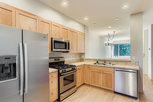 Building Photo - 2Bd/2.25Ba Issaquah Townhome