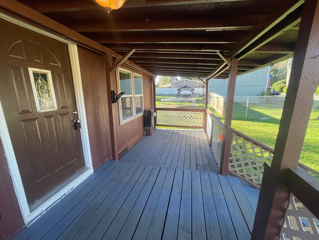 Building Photo - Spacious Rambler Waiting To Be Called Home