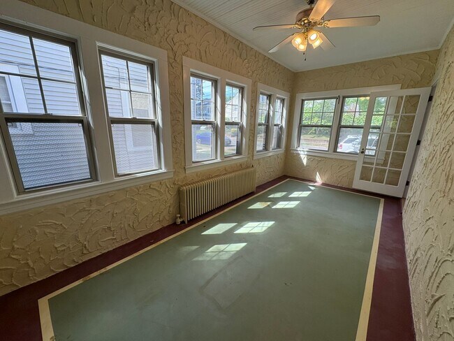 Foto del edificio - Cozy 4 Bed 2 Bath Home with sunroom