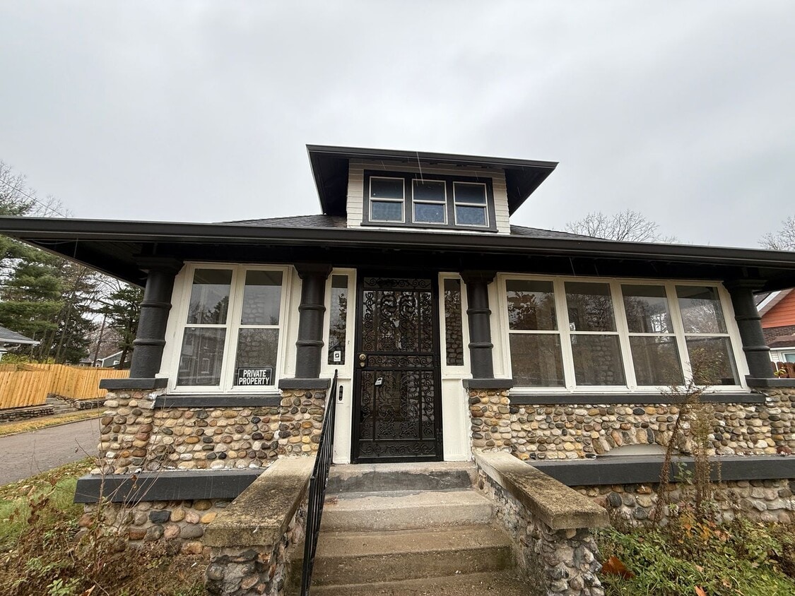 Primary Photo - Beautifully Renovated 3 bedrooms/2 bathrooms home