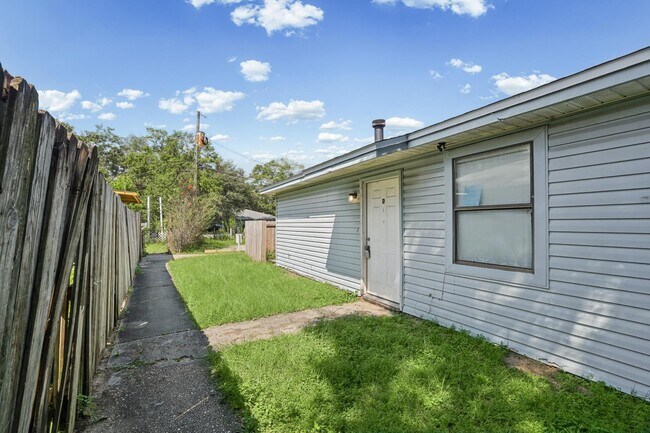 Building Photo - 455 Stara Cir