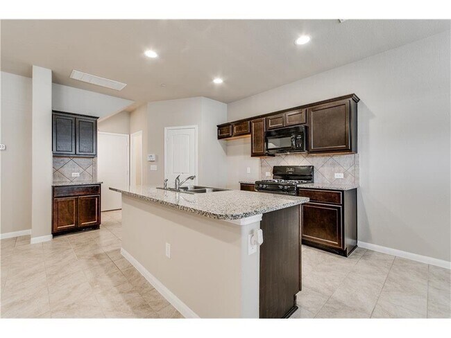 Building Photo - 2880 Donnell Dr