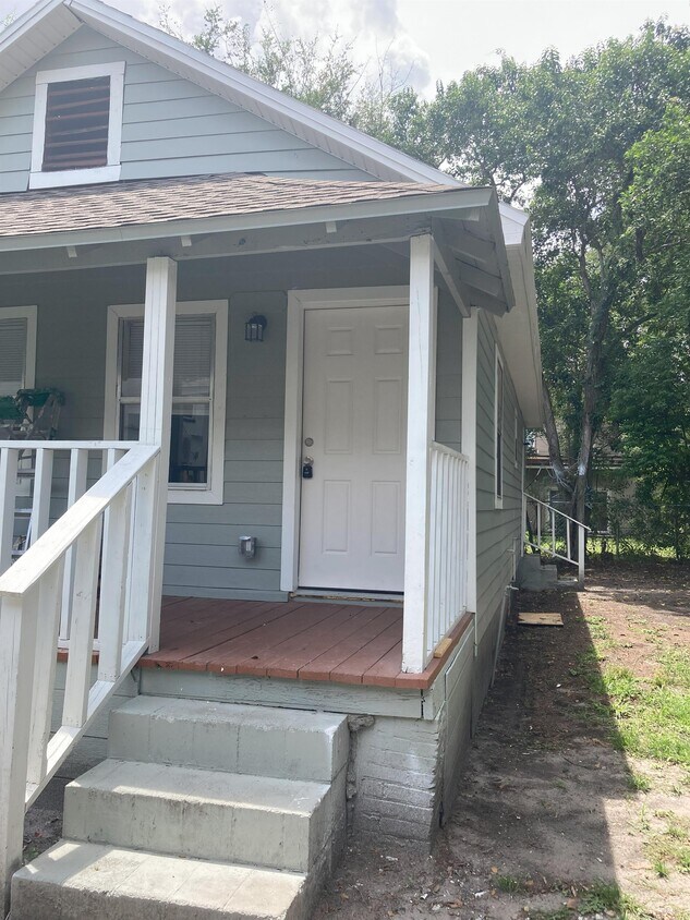 Primary Photo - 1126 Van Buren St