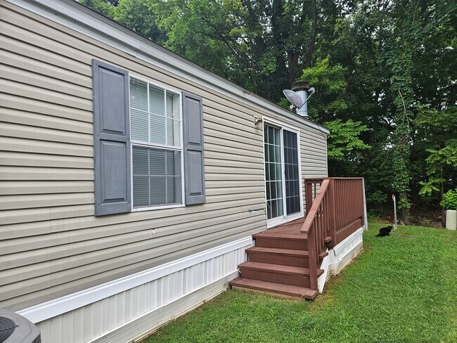 Building Photo - 166 Lynnwood Cir