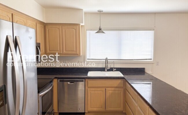 Foto del edificio - 3Bed/2Bath with Fenced Yard/ Available Now!