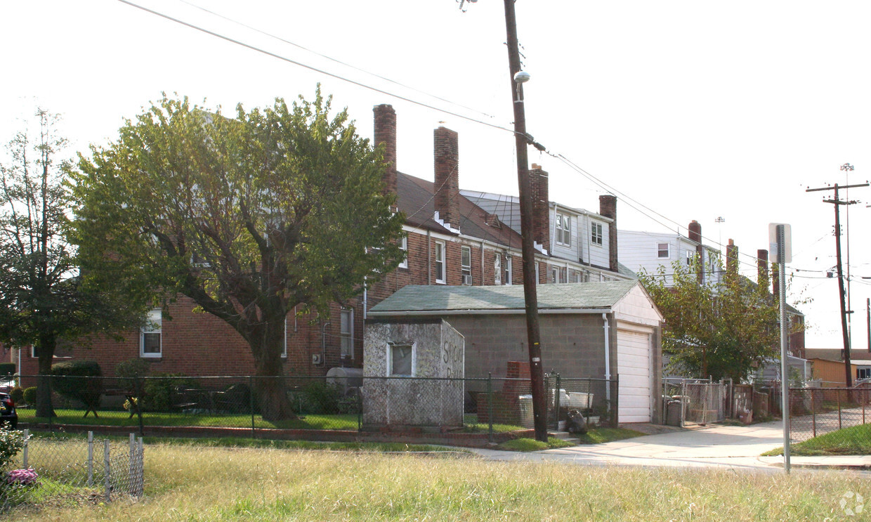 Building Photo - 100-126 Chestnut St