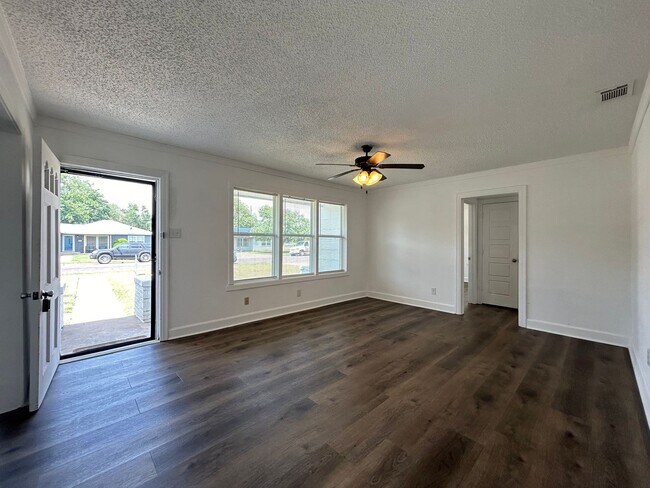 Building Photo - Beautiful Home near Middle School & Park!