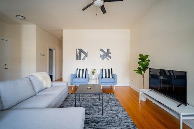 Building Photo - 3 bedroom in Chicago IL 60618