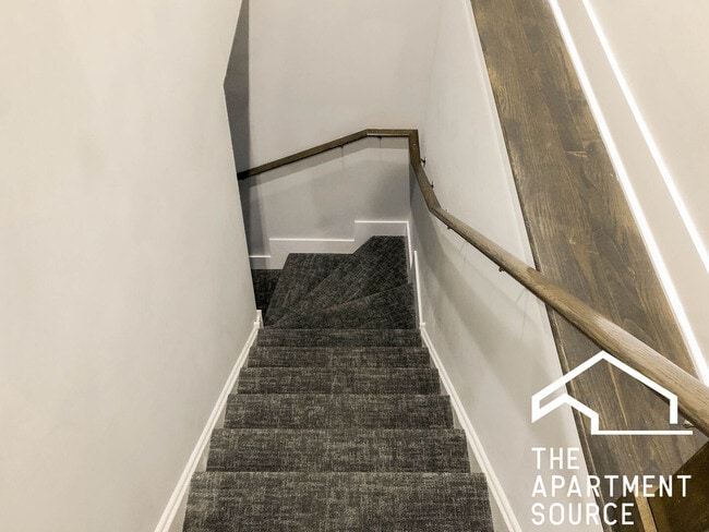 Building Photo - 1942 W Nelson St