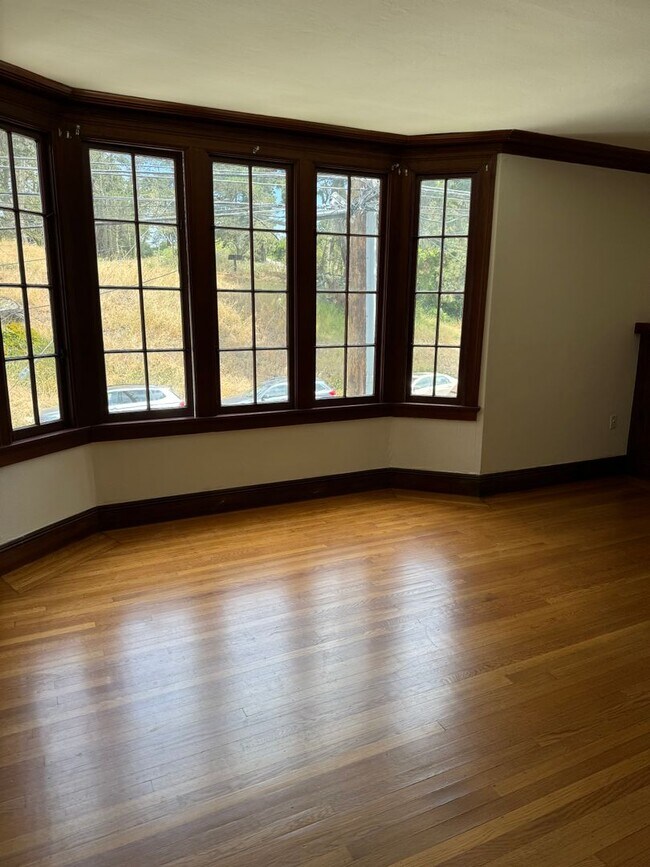 Building Photo - Classic Outer Richmond Home