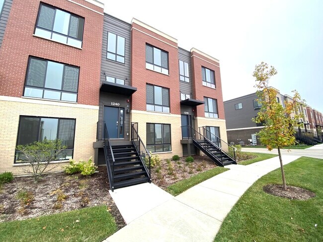 Building Photo - 1240 Catalina Ct