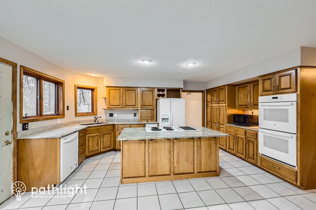 Foto del edificio - 16740 North Manor Road, Eden Prairie, MN, ...