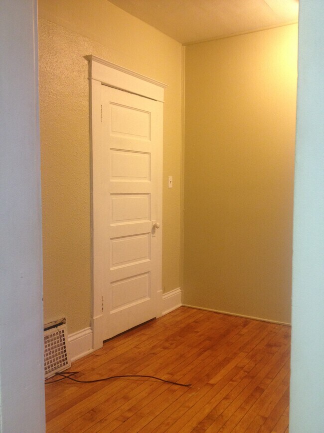 1927 E Hillcrest Ave Unit 2, Milwaukee, WI 53207 Apartments in