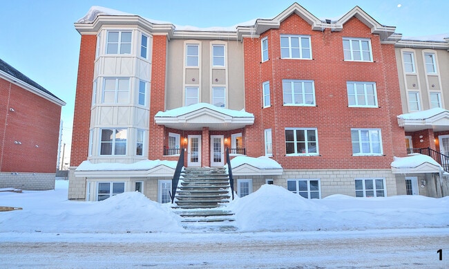 Building Photo - 1611 Av. de la Gare