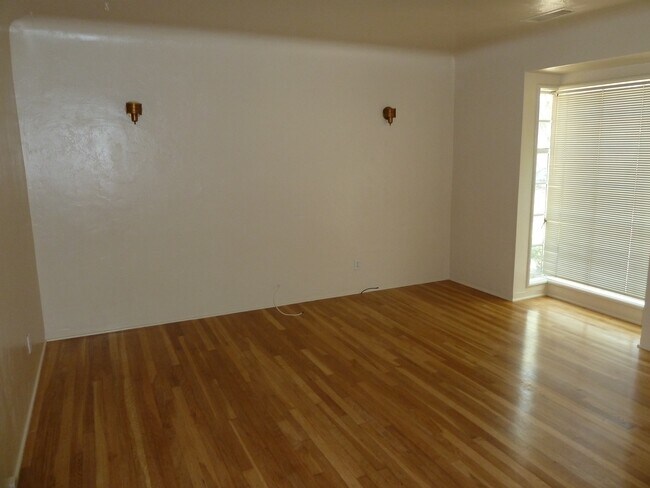 Foto del edificio - 402 N Santa Ana Ave