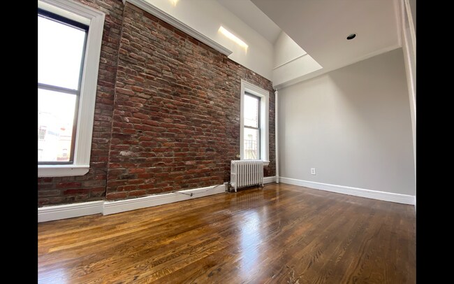 Building Photo - 233 Mott St
